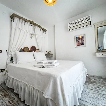 Pera Alacati Hotel *